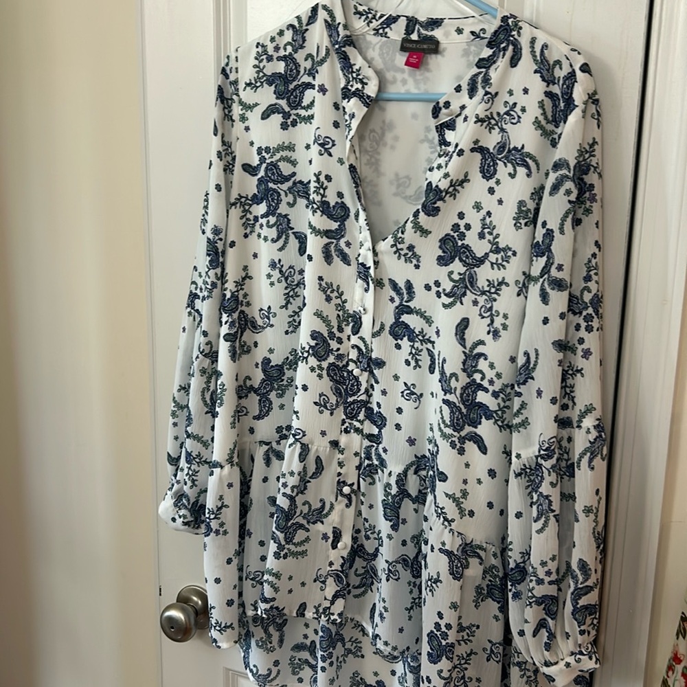 Vince Camuto size1x long sleeve gauzey type material with a white liner